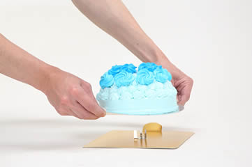 ケーキを固定する金具は、ケーキを載せた土台から取り外せます。